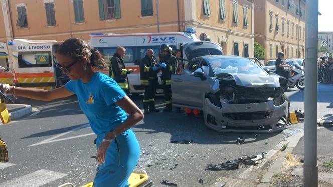 Livorno, scontro tra due auto sul viale del Risorgimento: grave un uomo