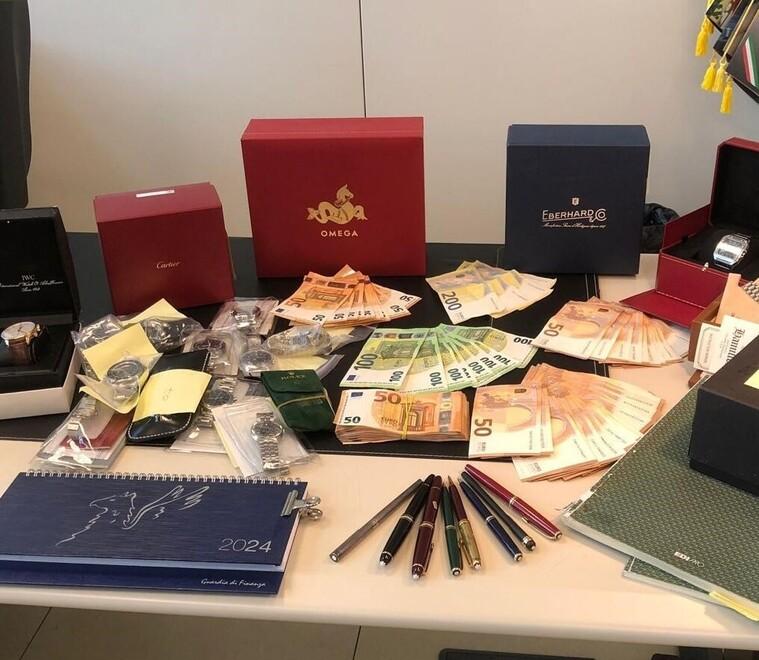 
	Parte della refurtiva sequestrata

