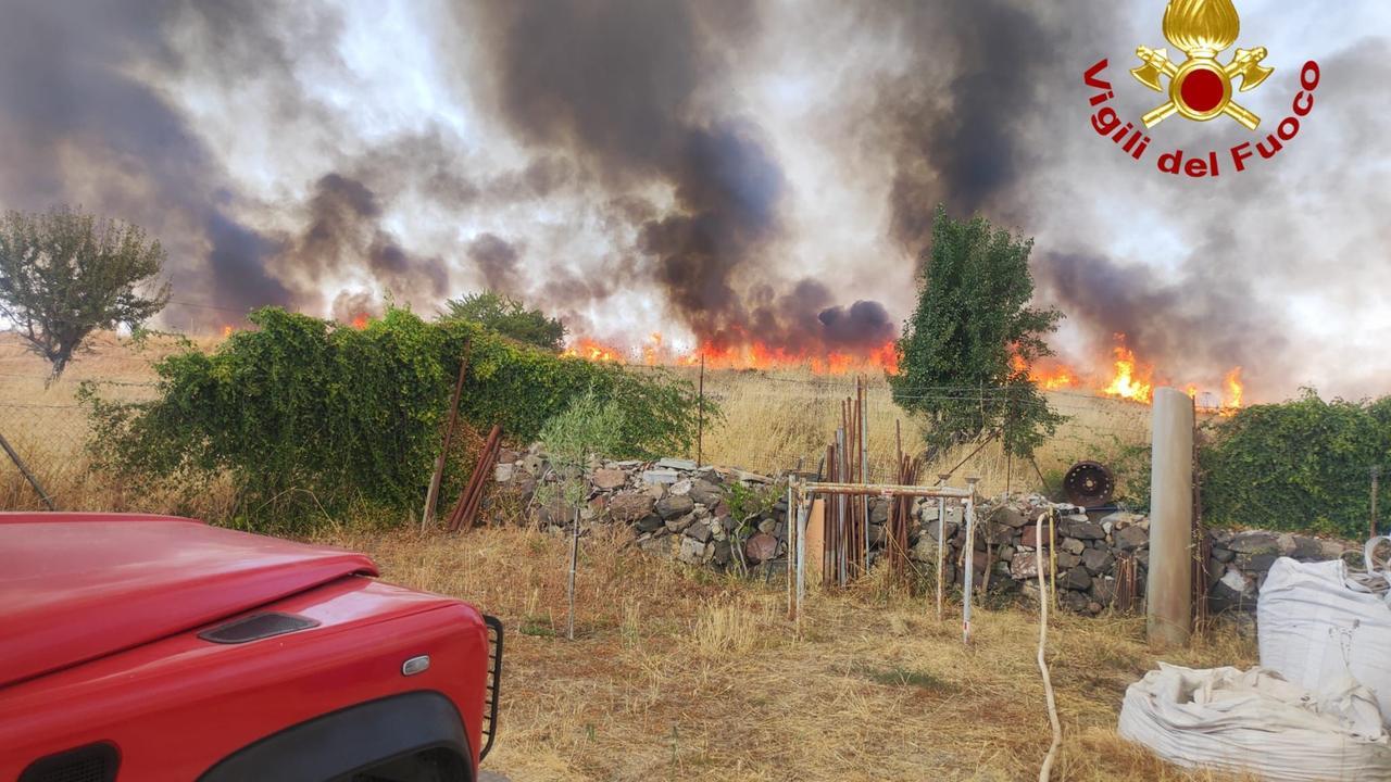 Pauroso rogo alla periferia di Ottana: i vigili del fuoco presidiano case e aziende