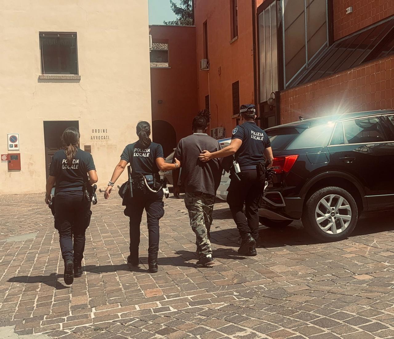 Ferrara, rissa in Gad: convalidato l'arresto per l'uomo che ha ferito un agente della Polizia Locale