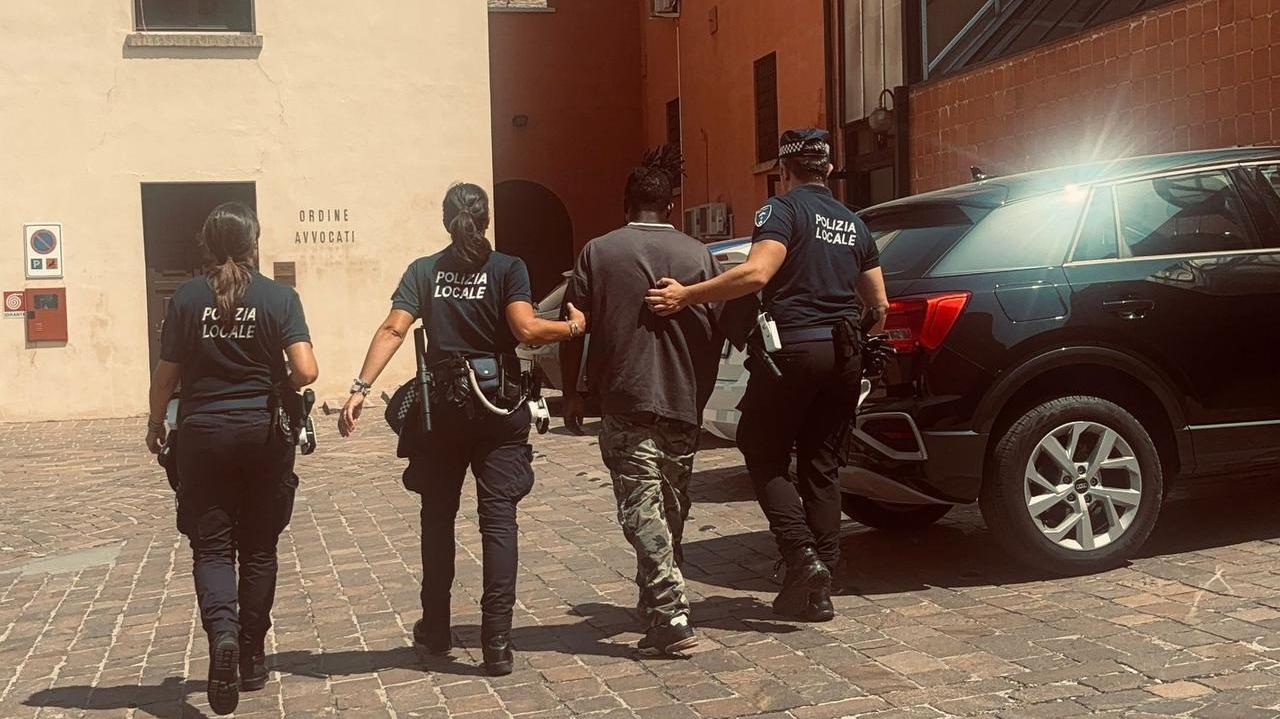 Ferrara, rissa in Gad: convalidato l'arresto per l'uomo che ha ferito un agente della Polizia Locale