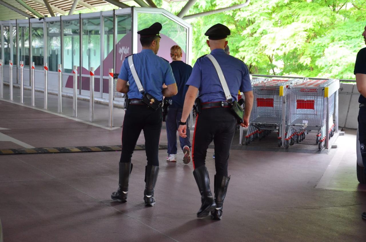 Cagliari, cerca di baciare una donna, lei si rifiuta e l’aggredisce con un coltello: arrestato