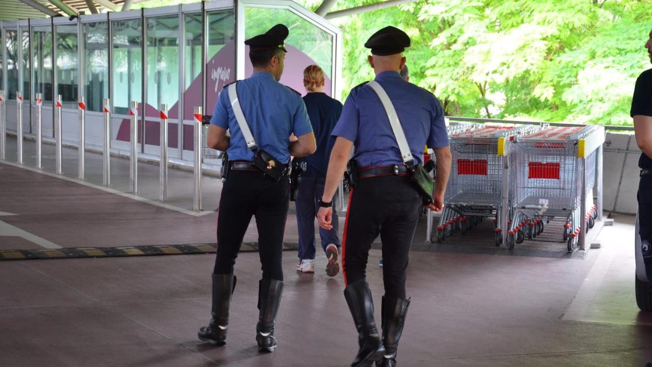 Cagliari, cerca di baciare una donna, lei si rifiuta e l’aggredisce con un coltello: arrestato