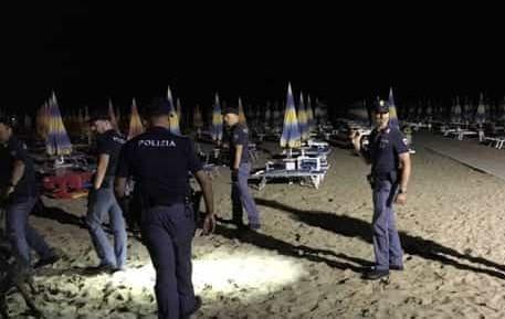 Circondato da una baby gang e rapinato sul lungomare di Rimini