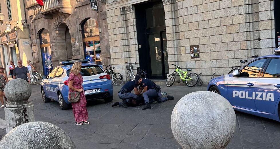 Lucca, aggressioni e ubriachi: le solite scene in piazza San Michele