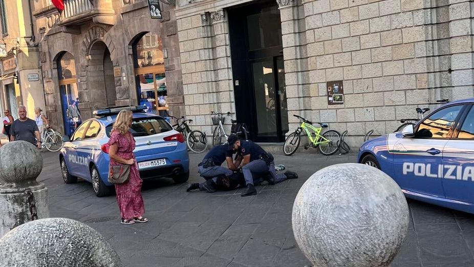Lucca, aggressioni e ubriachi: le solite scene in piazza San Michele