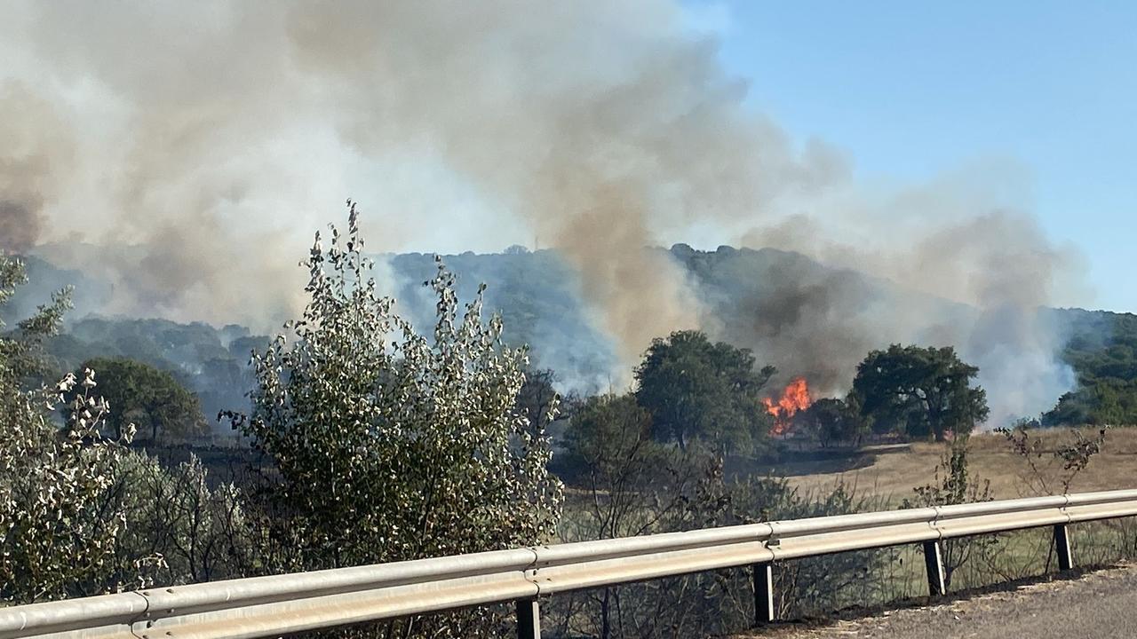 Pozzomaggiore, il rogo prosegue. Il sindaco: «Chiediamo lo stato di calamità»