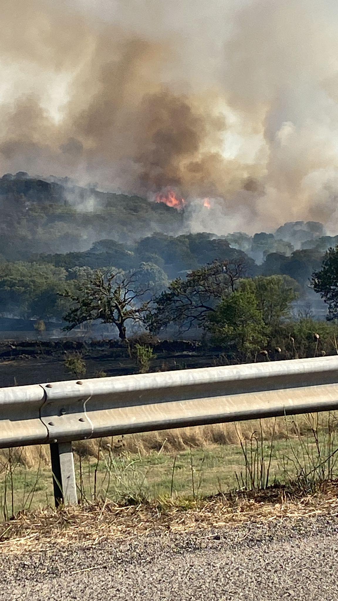 Pozzomaggiore, vasto incendio devasta le campagne