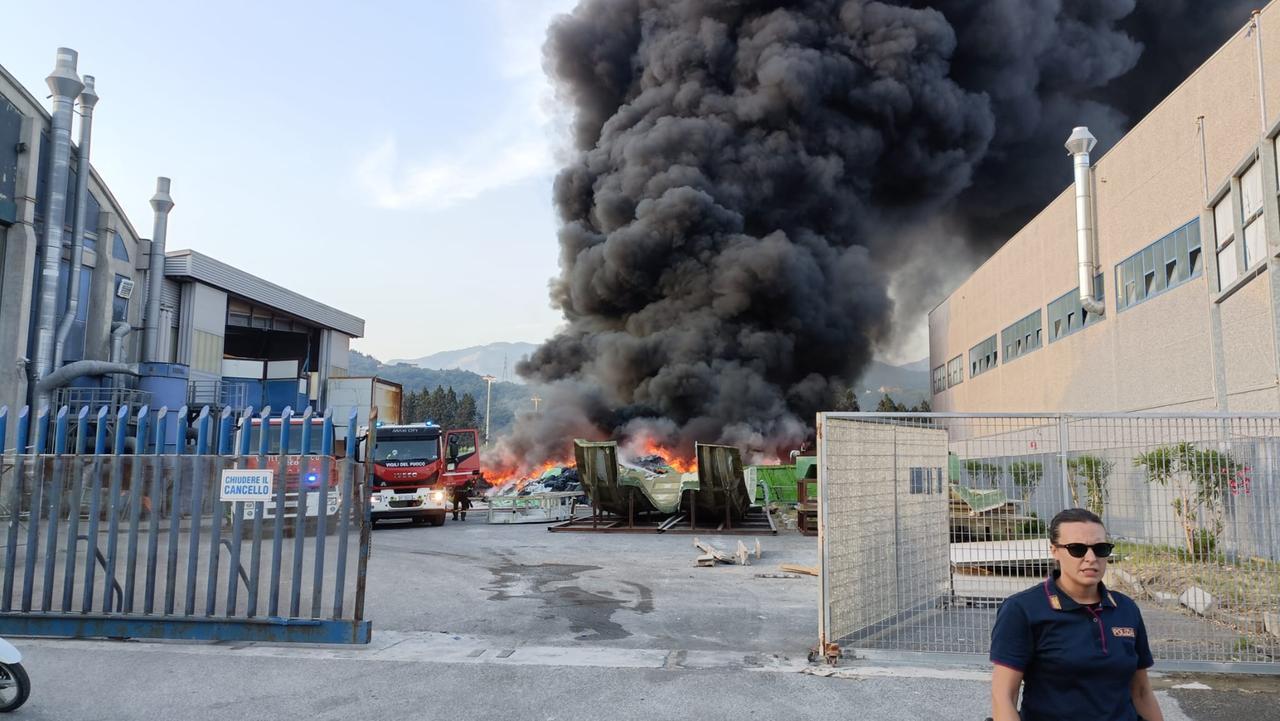 Massa, una colonna di fumo nero sulla zona industriale: l’incendio, l’odore di plastica bruciata e la paura per l’aria  – Video