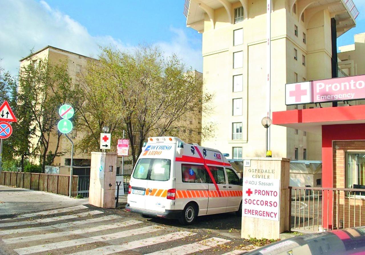 Pronto Soccorso di Sassari: «Sei pazienti ogni ora e non si può chiudere mai»