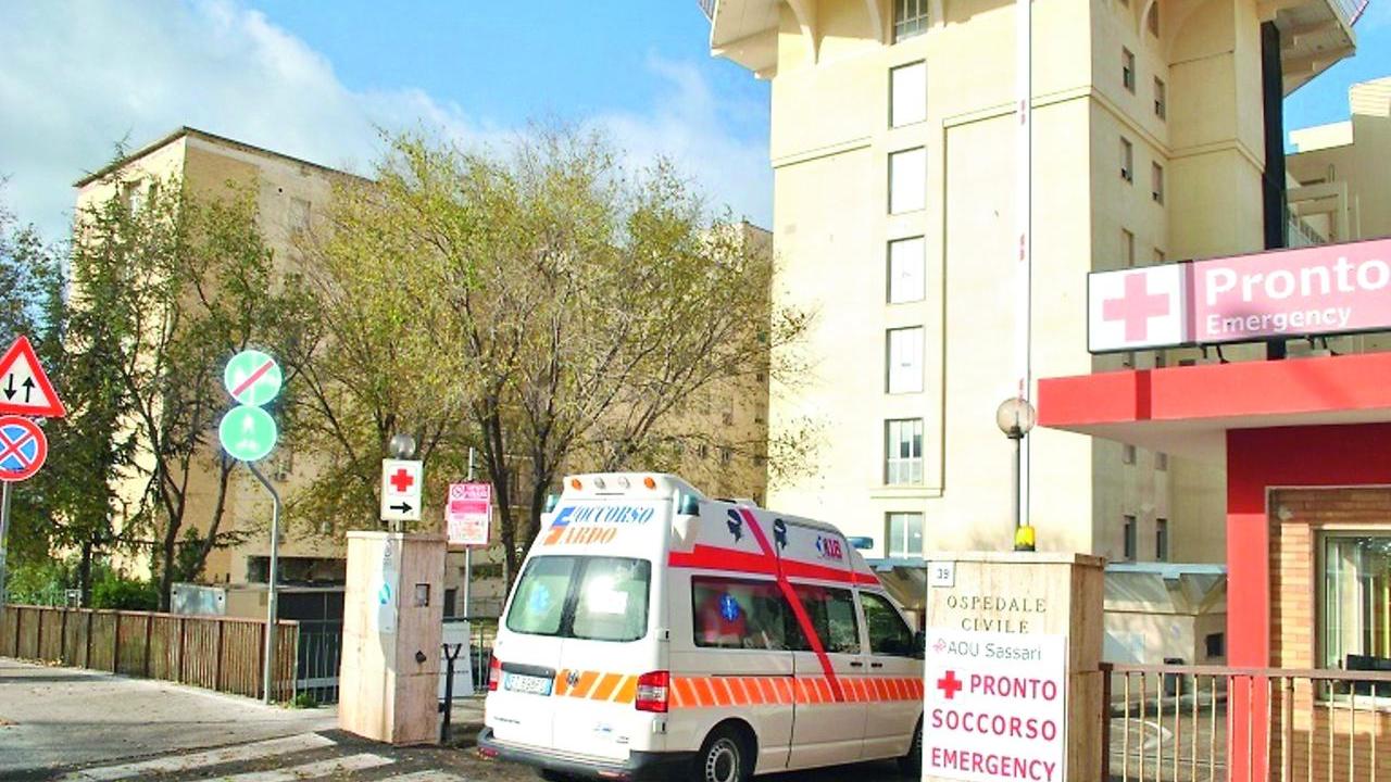 Pronto Soccorso di Sassari: «Sei pazienti ogni ora e non si può chiudere mai»