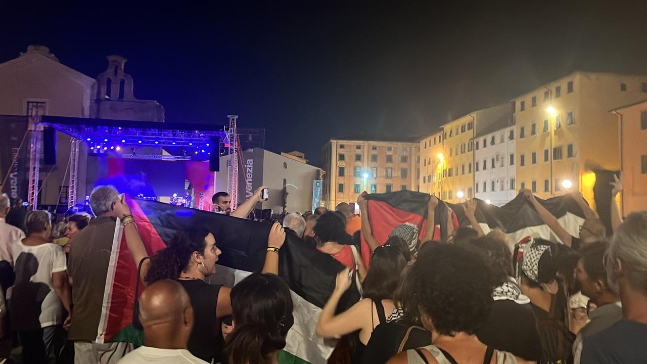 Livorno, contestata la cantante israeliana Noa da attivisti pro Palestina: «Io sono per la pace» – Video