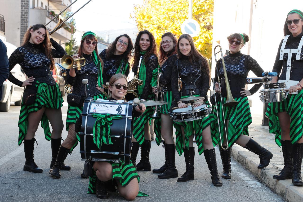 Sui ponti e tra i canali della Venezia: a Livorno artisti di strada show