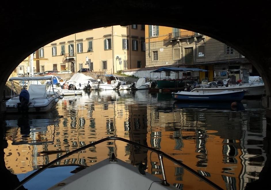 Un battello in navigazione sui fossi (foto d’archivio)