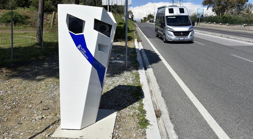 L’autovelox installato su viale Unità d’Italia ancora una volta al centro di accese polemiche (foto Paolo Barlettani)