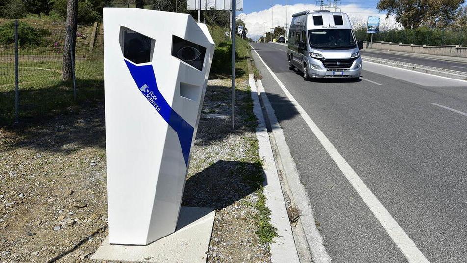 L’autovelox installato su viale Unità d’Italia ancora una volta al centro di accese polemiche (foto Paolo Barlettani)