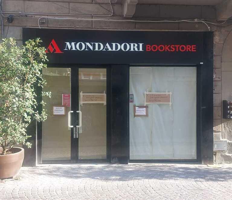 L’ingresso del Mondadori Bookstore la cui insegna è gia stata installata