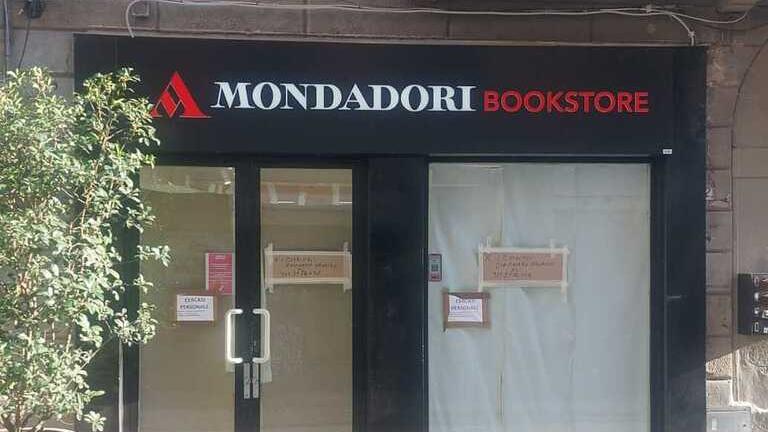 L’ingresso del Mondadori Bookstore la cui insegna è gia stata installata