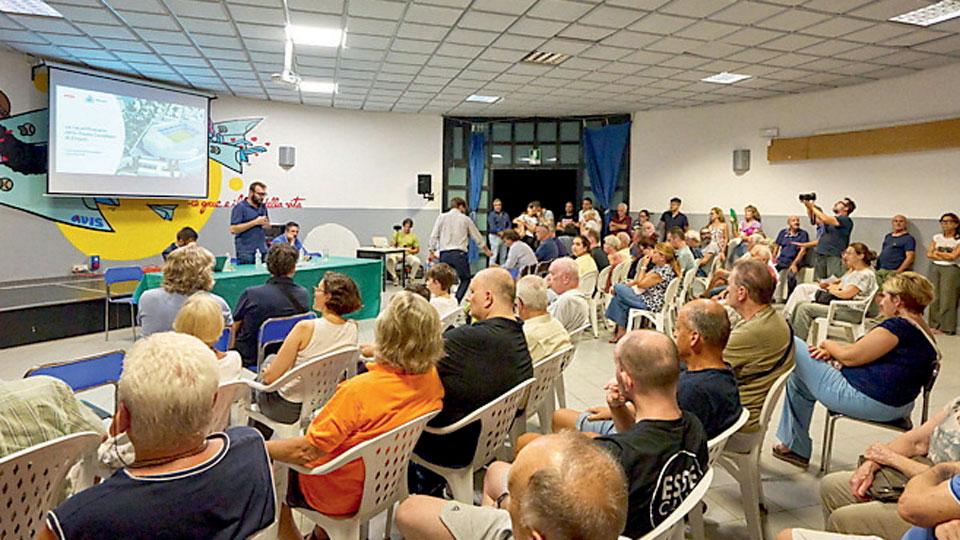 la sala dell’Avis di Serravalle gremita per l’assemblea, (foto Juri Autovino)