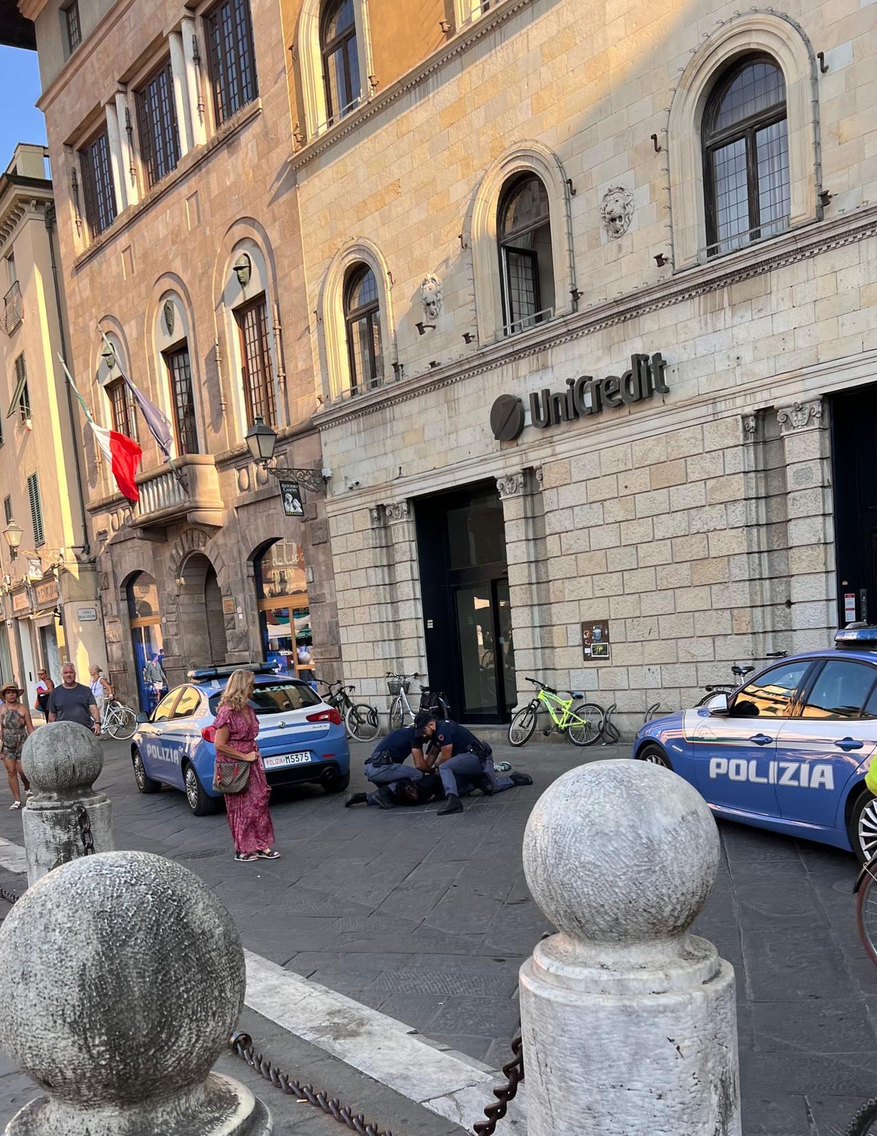 Lucca, arrestato dopo un’aggressione in piazza San Michele