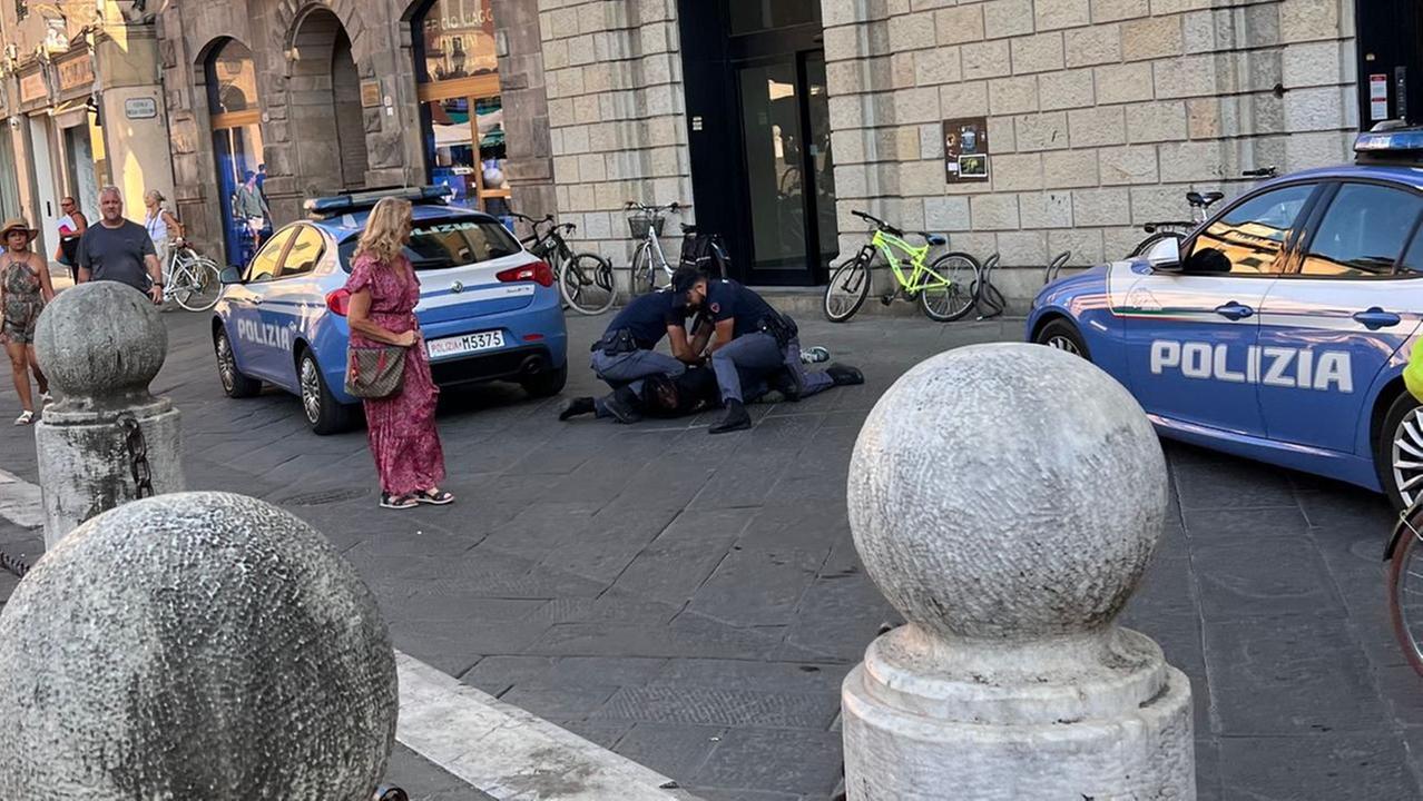 Lucca, arrestato dopo un’aggressione in piazza San Michele