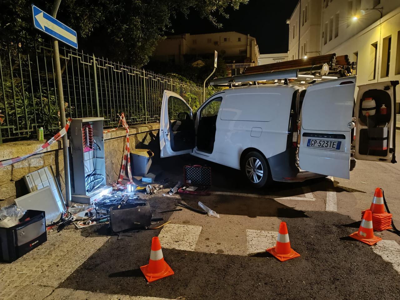 
	L'intervento in piena notte nella cabina elettrica di via Piro

