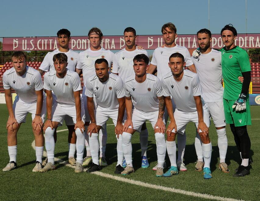 l’undici del Livorno che ieri pomeriggio ha debuttato al Mannucci di Pontedera  (foto Silvi Bernardini)
