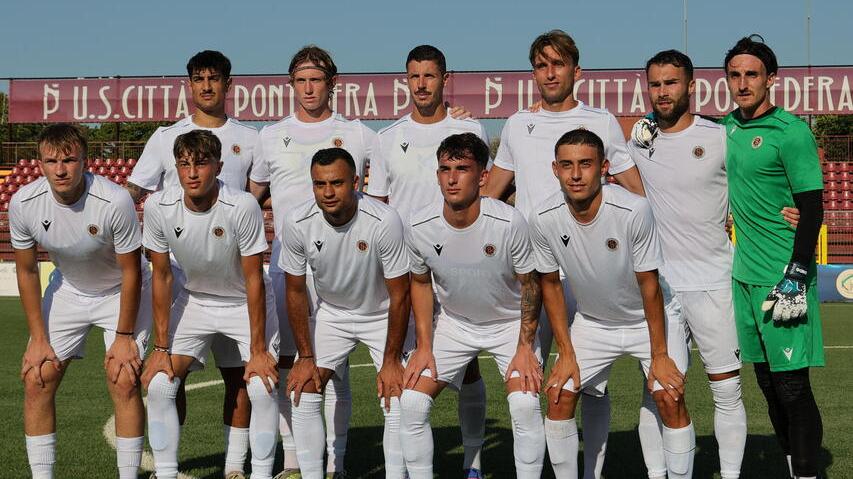 l’undici del Livorno che ieri pomeriggio ha debuttato al Mannucci di Pontedera  (foto Silvi Bernardini)