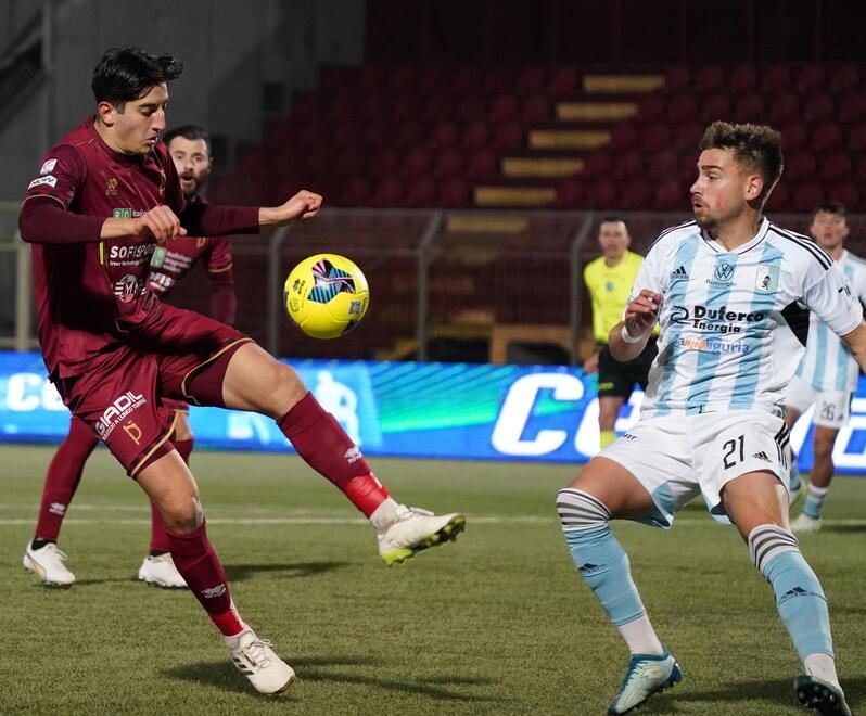 Samuele Angori in azione con la maglia del Pontedera Il suo passaggio al Pisa è ormai cosa fatta (foto Silvi)