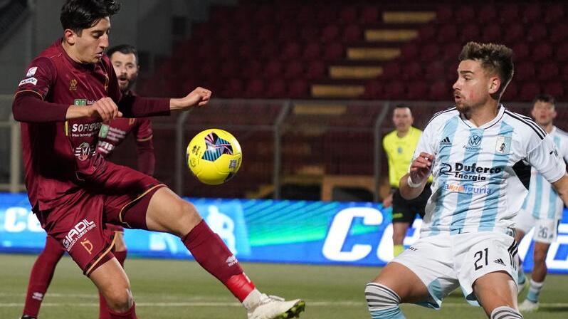 Samuele Angori in azione con la maglia del Pontedera Il suo passaggio al Pisa è ormai cosa fatta (foto Silvi)