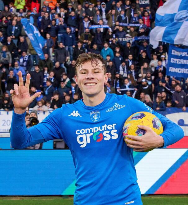 A destra Szymon Zurkowski indica il numero tre dopo la tripletta messa a segno contro il Monza nello scorso campionato