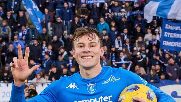 A destra Szymon Zurkowski indica il numero tre dopo la tripletta messa a segno contro il Monza nello scorso campionato