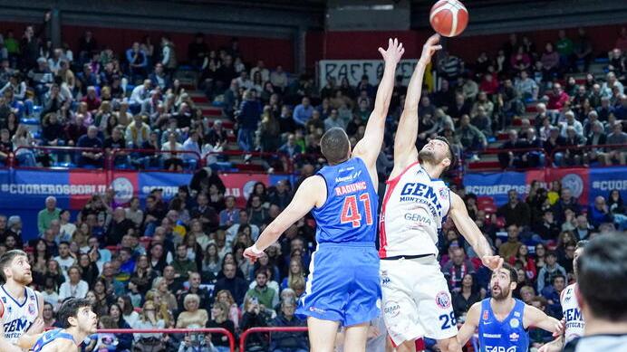 La palla a due di un derby tra Fabo e Gema nella passata stagione al Palaterme (foto Nucci)