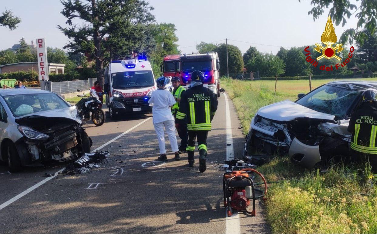 Vezzano, schianto tra tre auto: statale 63 paralizzata