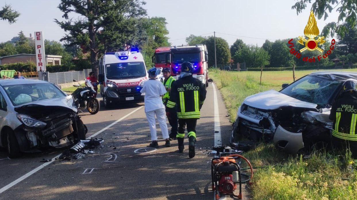 Vezzano, schianto tra tre auto: statale 63 paralizzata