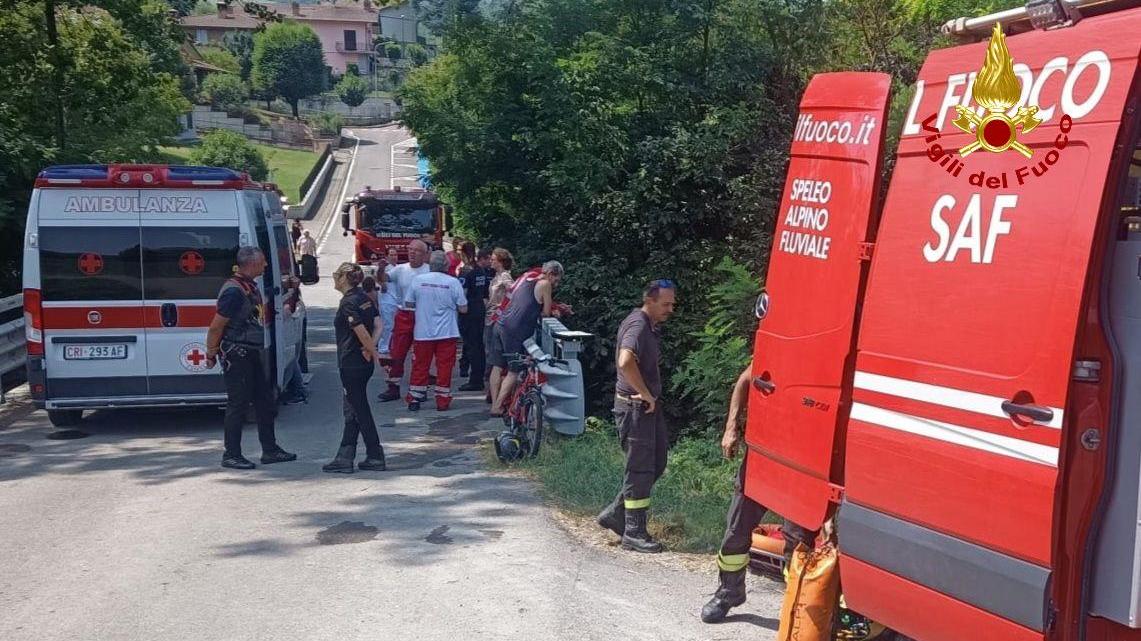 Vezzano: bambino di 9 anni cade in bicicletta da un ponte nell’alveo del Cesolla, salvo