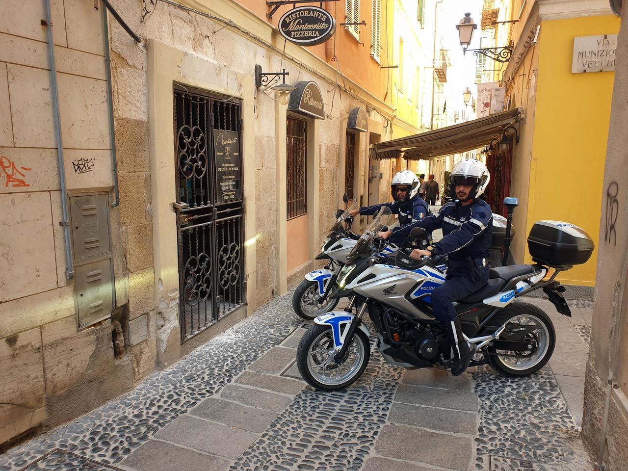 
	Gli agenti della polizia locale in via Arborea (Foto di Ivan Nuvoli)

