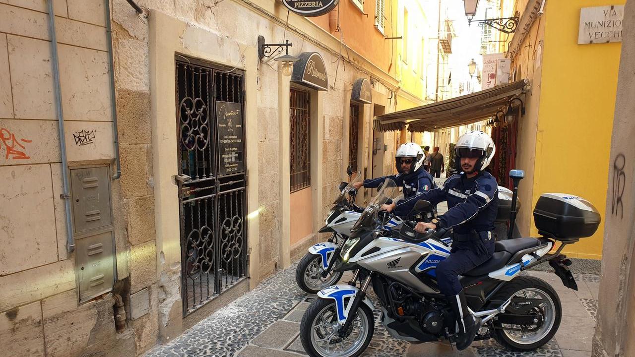 Gli agenti della polizia locale in via Arborea (Foto di Ivan Nuvoli)