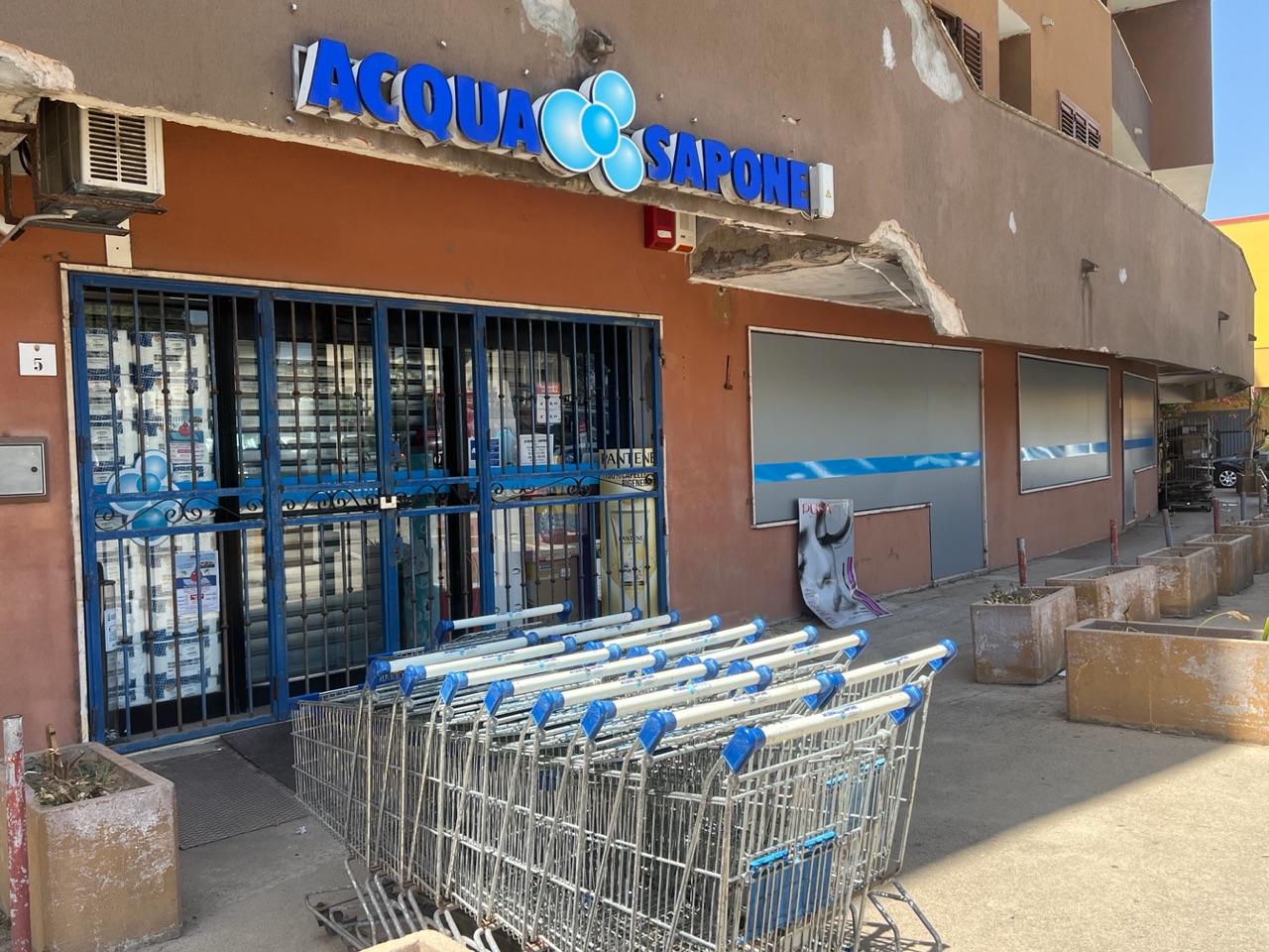 Alghero, tenta una rapina da Acqua e Sapone e esplode un colpo di pistola: un uomo in fuga