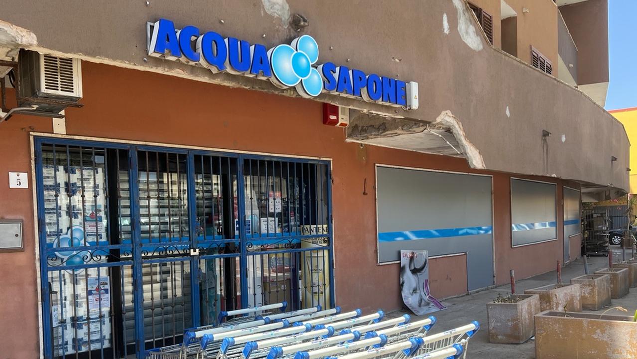 Alghero, tenta una rapina da Acqua e Sapone e esplode un colpo di pistola: un uomo in fuga