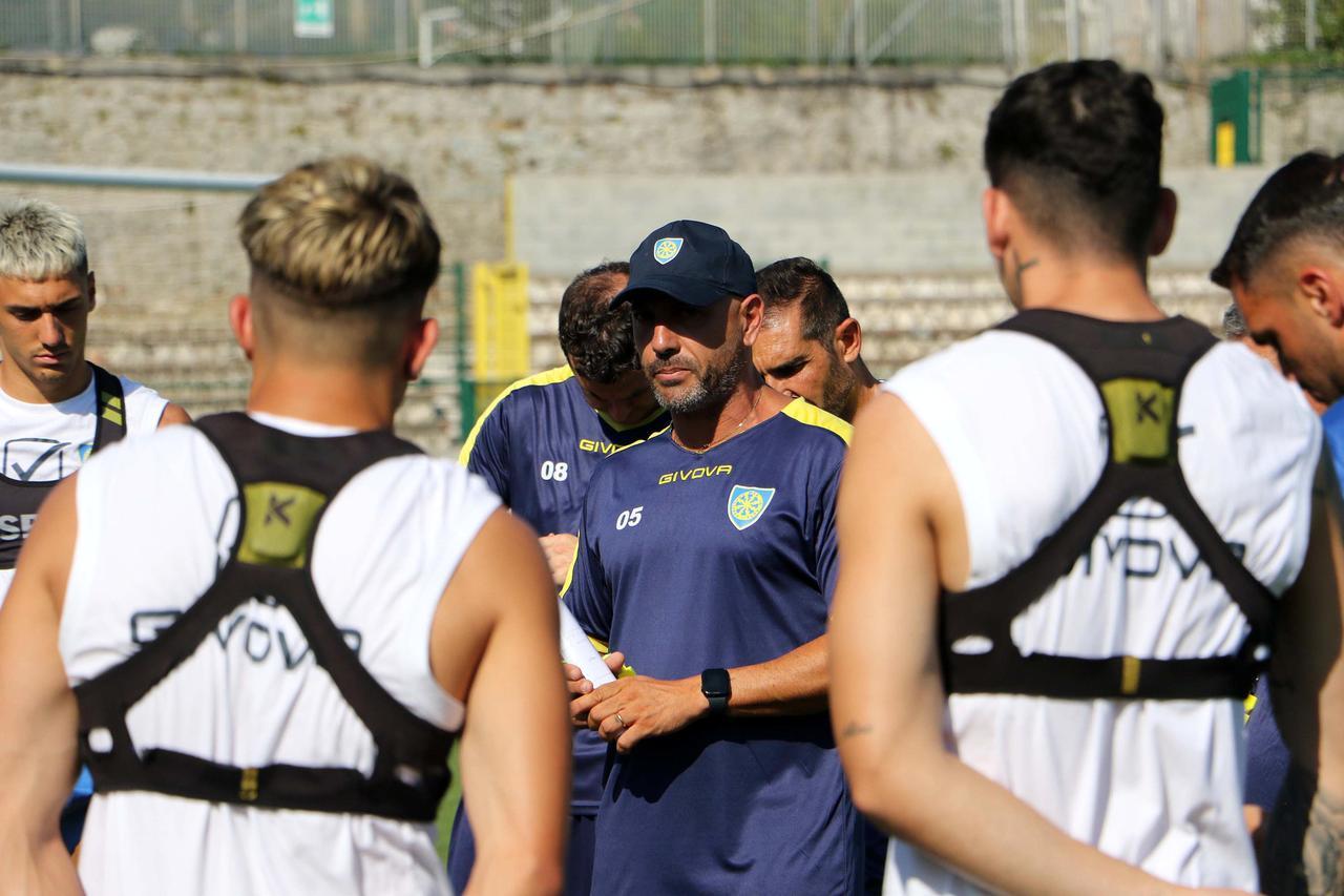 
	Il mister della Carrarese Calabro durante gli allenamenti (foto Cuffaro/Matelli)

