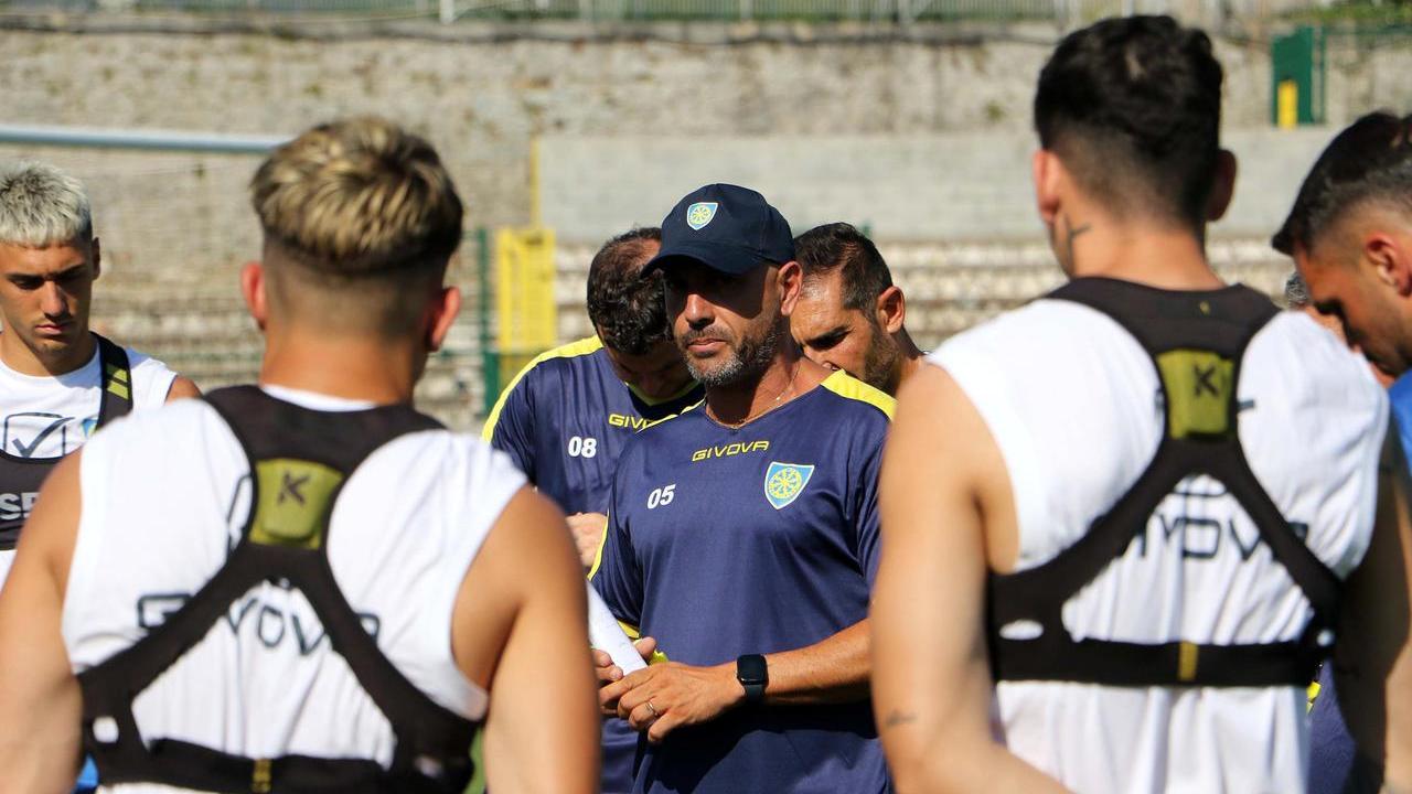 Il mister della Carrarese Calabro durante gli allenamenti (foto Cuffaro/Matelli)