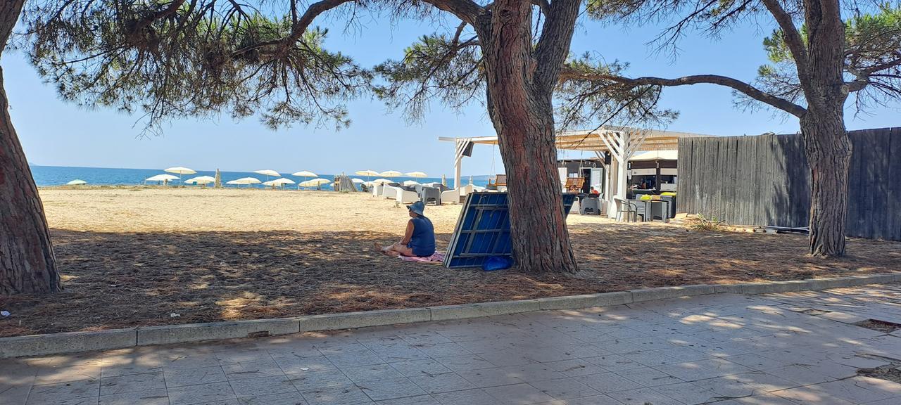 Viaggio lungo la borgata di Torregrande: «Da noi sporcizia e degrado»