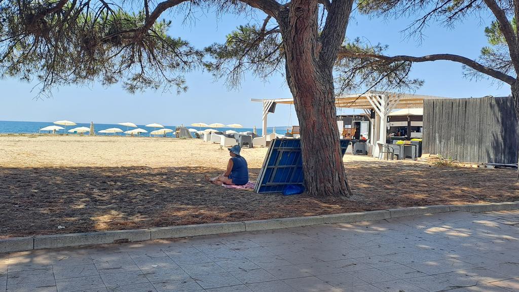 Viaggio lungo la borgata di Torregrande: «Da noi sporcizia e degrado»