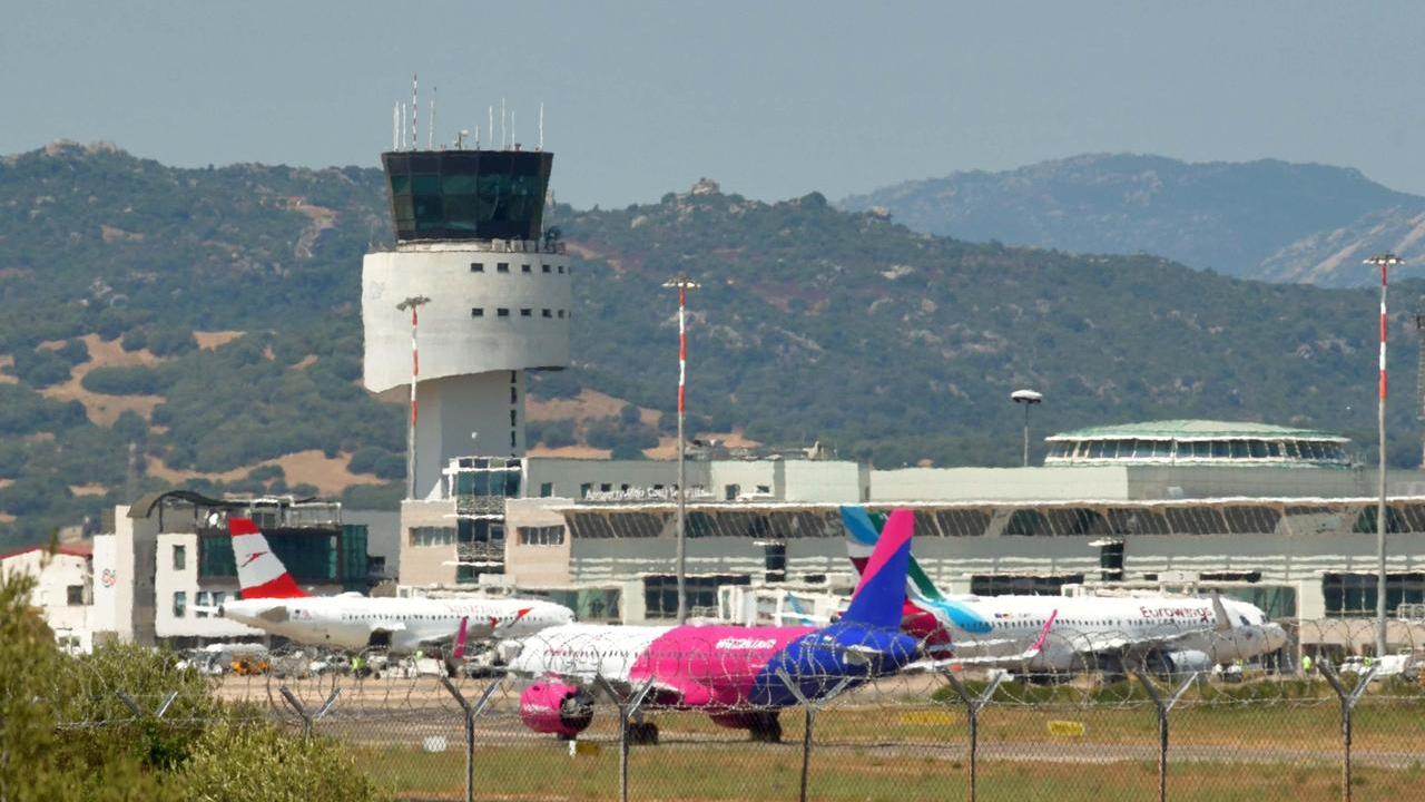 Olbia, arrivano in ritardo al gate e rincorrono l’aereo