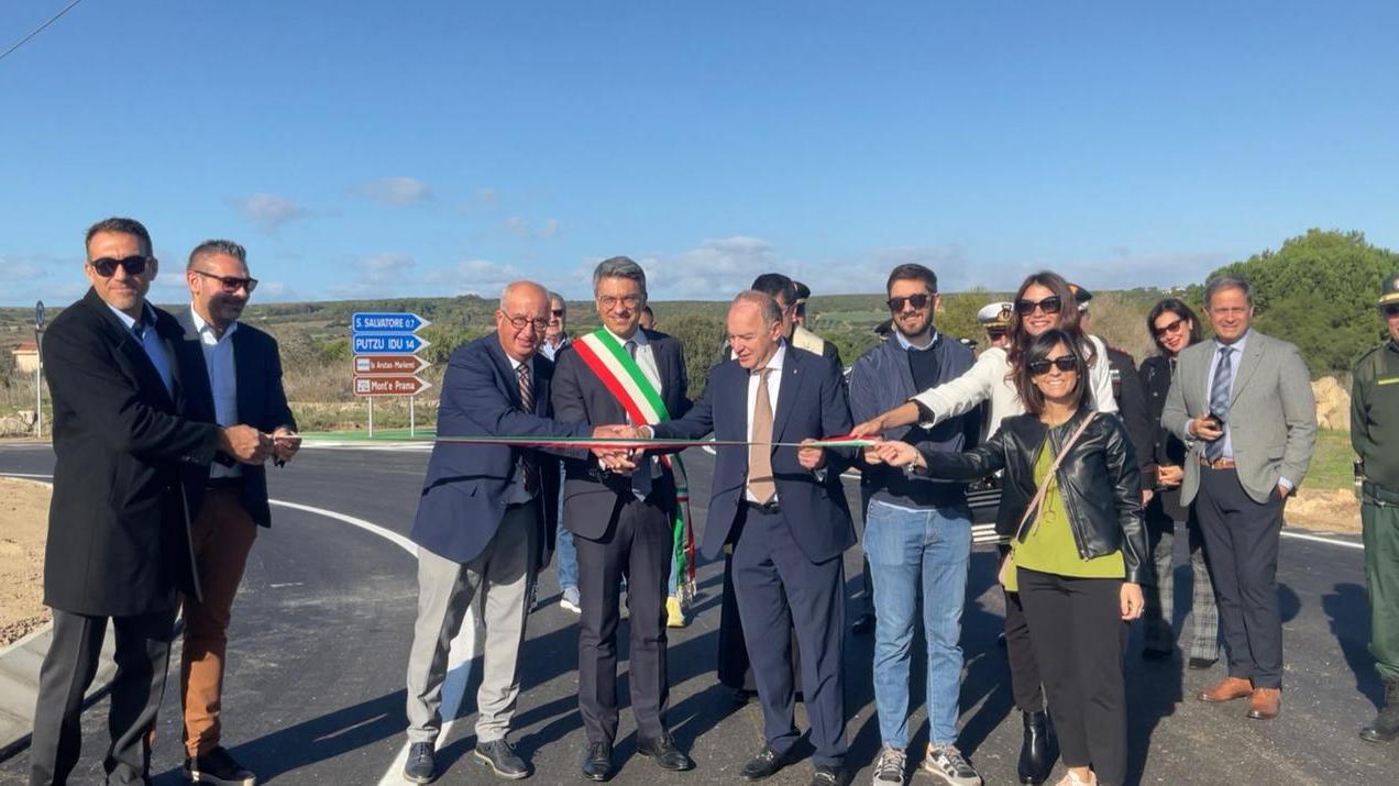 Cabras il sindaco Andrea Abis inaugura la rotonda di San Salvatore nel Sinis