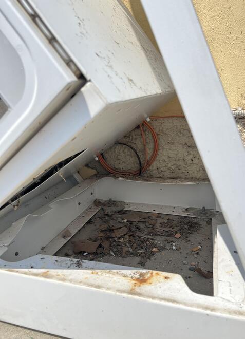 Francolino, distributore di sigarette sradicato: sembra un furto, ma è un incidente