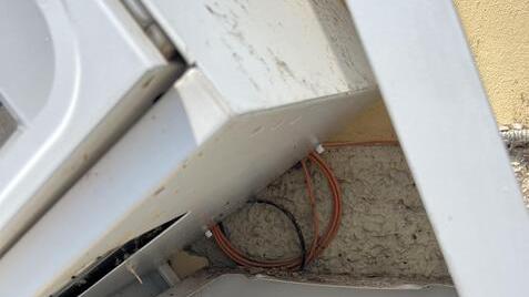 Francolino, distributore di sigarette sradicato: sembra un furto, ma è un incidente