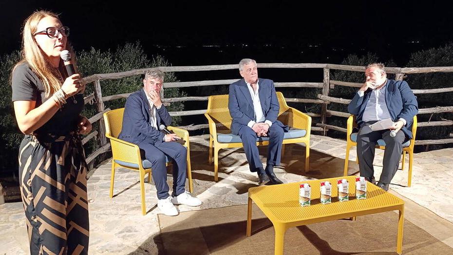 In alto da sinistra Alberta Ticciati, sindaca di Campiglia, il giornalista Stefano Zurlo, il ministro Antonio Tajani e Cristiano Marcacci, direttore del Tirreno