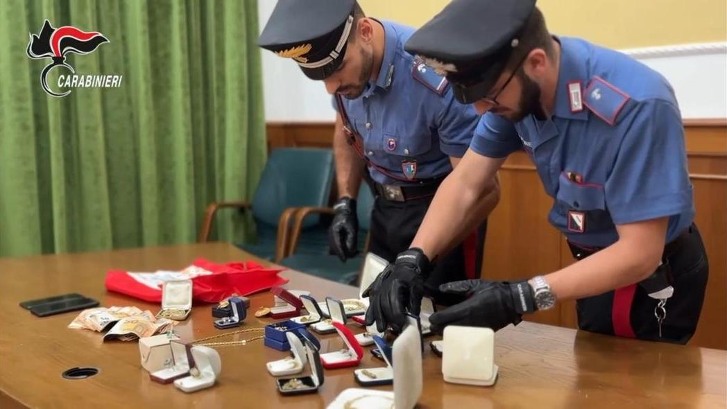 Cagliari, nonnina truffata per 300mila euro: arrestata una ventenne